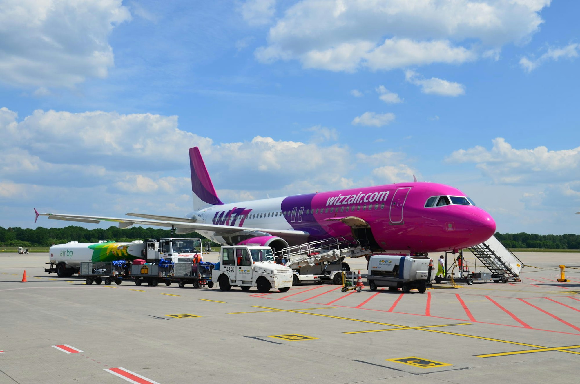 Maschine von Wizz Air am Flughafen Köln/Bonn.