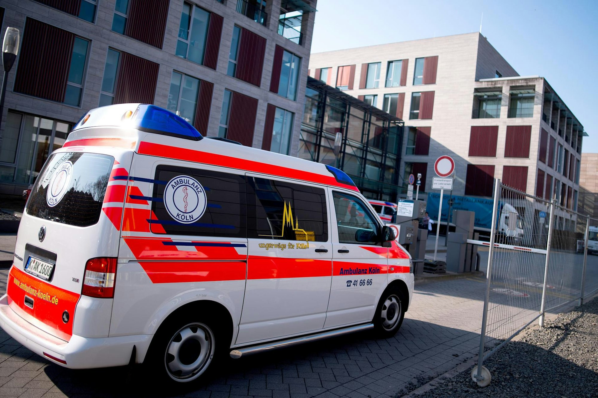 Ein Krankenwagen fährt auf das Gelände der Universitätsklinik Köln.