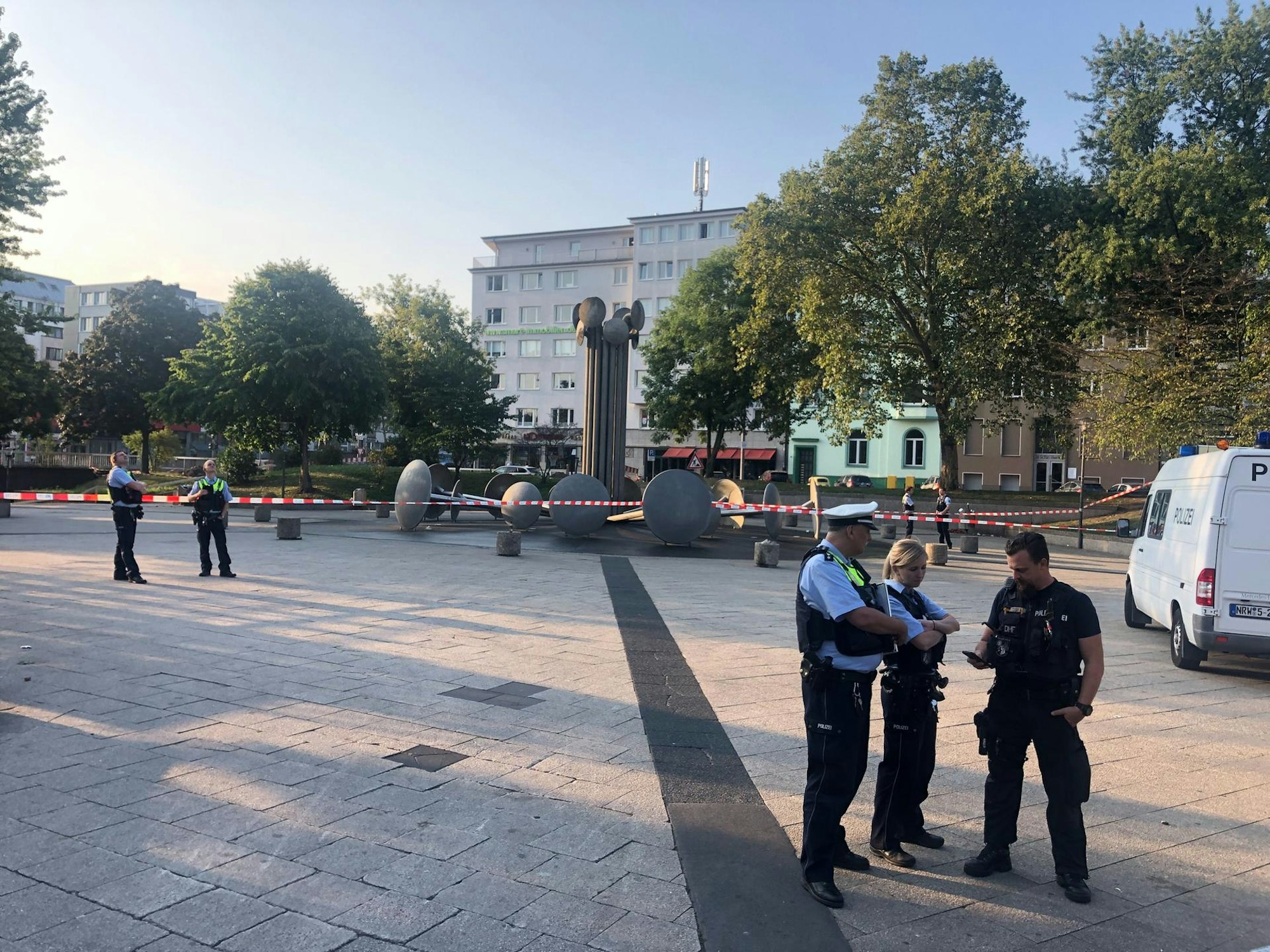 Polizisten sichern einen Tatort am Kölner Ebertplatz.